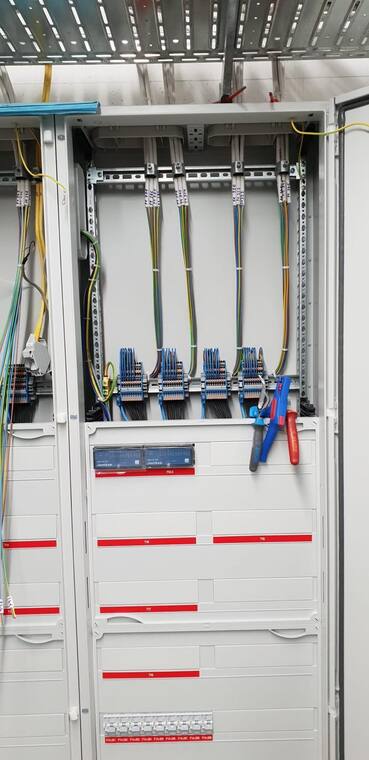 Veliki razvodni panel tijekom ožičenja