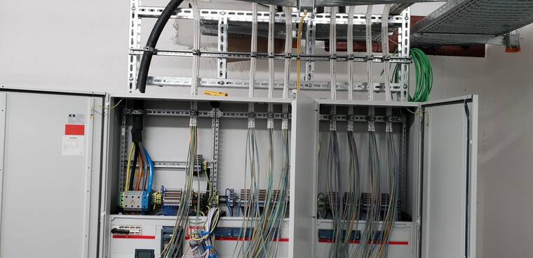 Industrijski upravljački ormar s kabelskim policama